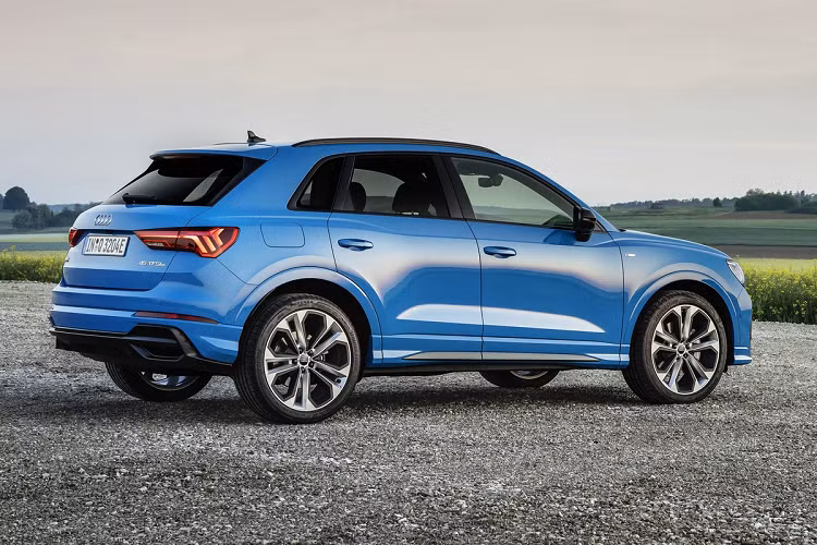 Mẫu SUV hạng sang Audi Q3 cỡ nhỏ được trang bị động cơ TFSI 1.4L, cho khả năng sản sinh mức công suất cực đại 148 mã lực, trong khi mô-men xoắn tối đa đạt 250 Nm. Bên trong khu vực chứa hộp số ly hợp kép S tronic 6 cấp, các kỹ sư bổ sung thêm vào đó động cơ điện có sức mạnh khoảng 114 mã lực (85 kW), giúp công suất tối đa của xe đạt mức 242 mã lực, mô-men xoắn cực đại 400 Nm.