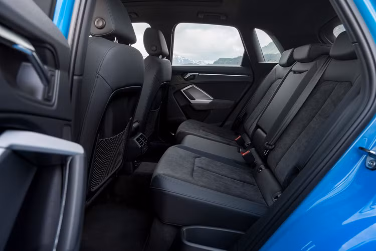 Trên màn hình trung tâm, Audi Q3 45 TFSI e và Q3 Sportback 45 TFSI e đều được bổ sung thêm chế độ hiển thị thông tin liên quan đến hệ thống điện như như trạng thái pin, phạm vi hoạt động còn lại, tình trạng sạc…