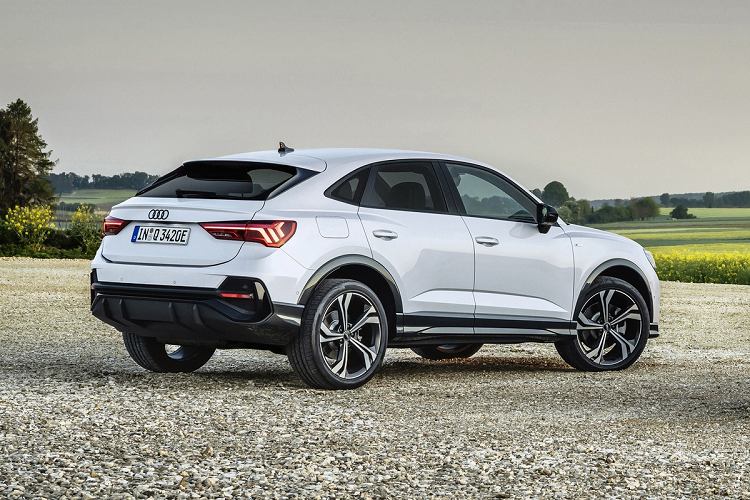 Bên dưới sàn xe là nơi bố trí của bộ pin mật độ năng lượng cao dung lượng 13 kWh. Sự xuất hiện của pin khiến cho dung tích của khoang hàng lý giảm xuống còn 380 lít thay vì 530 lít như phiên bản Q3 tiêu chuẩn.