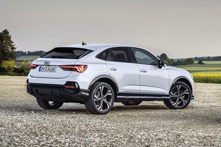 Bên dưới sàn xe là nơi bố trí của bộ pin mật độ năng lượng cao dung lượng 13 kWh. Sự xuất hiện của pin khiến cho dung tích của khoang hàng lý giảm xuống còn 380 lít thay vì 530 lít như phiên bản Q3 tiêu chuẩn.