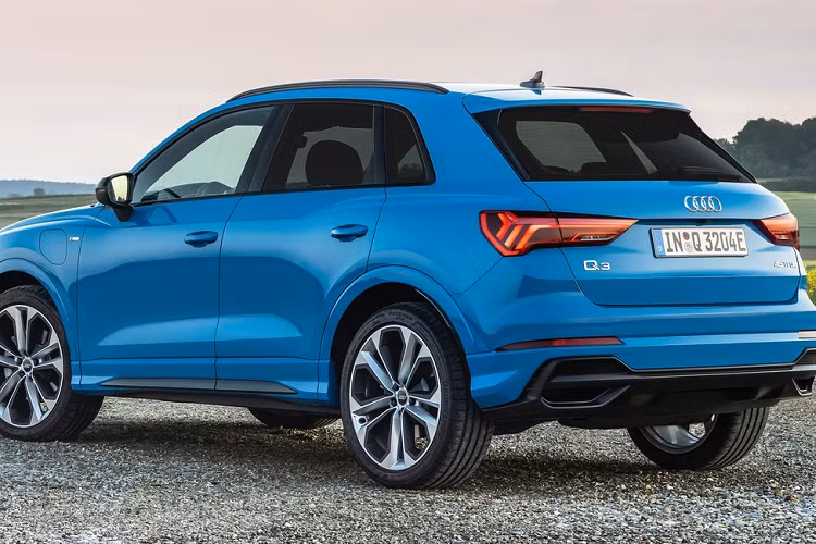 Khi người dùng kích hoạt chế độ lái Dynamic, xe có thể tiếp cận nguồn dự trữ mô-men xoắn lên tới 330 Nm của động cơ điện trong tối đa 10 giây, giúp đẩy mạnh khả năng tăng tốc của xe đáng kể. Ngoài ra, động cơ điện còn có vai trò thu hồi công suất trong tình huống người lái phanh xe lại để bổ trợ thêm lực phanh.