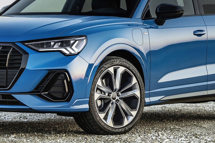 Ở phiên bản cao cấp nhất, Audi Q3 PHEV 2021 được trang bị hệ thống treo thích ứng, mâm kích thước 20 inch và hệ thống chiếu sáng ma trận Matrix LED. Trong khi đó, bản tiêu chuẩn sử dụng mâm 17 inch và có thể được nâng cấp lên vành 18 hoặc 19 inch.