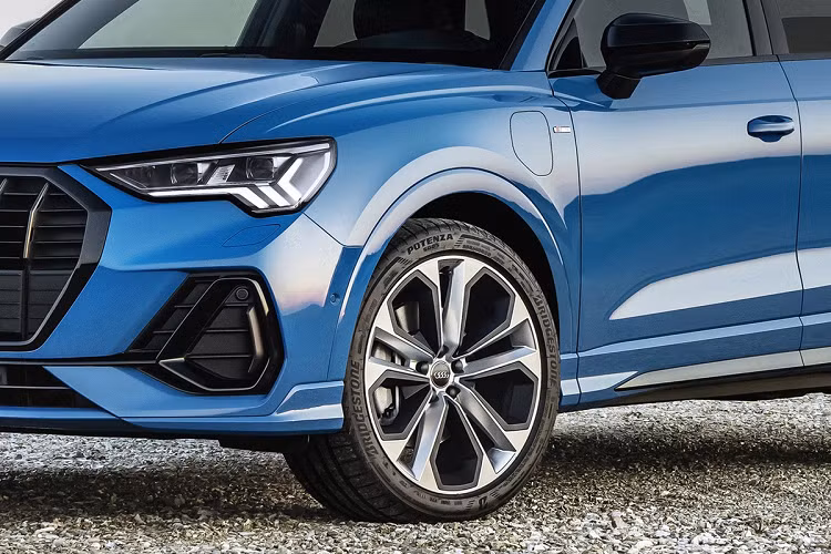 Ở phiên bản cao cấp nhất, Audi Q3 PHEV 2021 được trang bị hệ thống treo thích ứng, mâm kích thước 20 inch và hệ thống chiếu sáng ma trận Matrix LED. Trong khi đó, bản tiêu chuẩn sử dụng mâm 17 inch và có thể được nâng cấp lên vành 18 hoặc 19 inch.