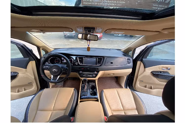 Sedona bản máy dầu 2.2L bản DATH cùng đời 2015 đang được chào bán rộng rãi với giá khoảng 750 triệu đồng. Nhìn chung, bản máy dầu của Kia Sedona được lòng nhiều người dùng Việt hơn bản máy xăng, vì máy dầu có tính kinh tế cao hơn, độ bền bỉ đã được kiểm chứng và tiết kiệm nhiên liệu hơn.