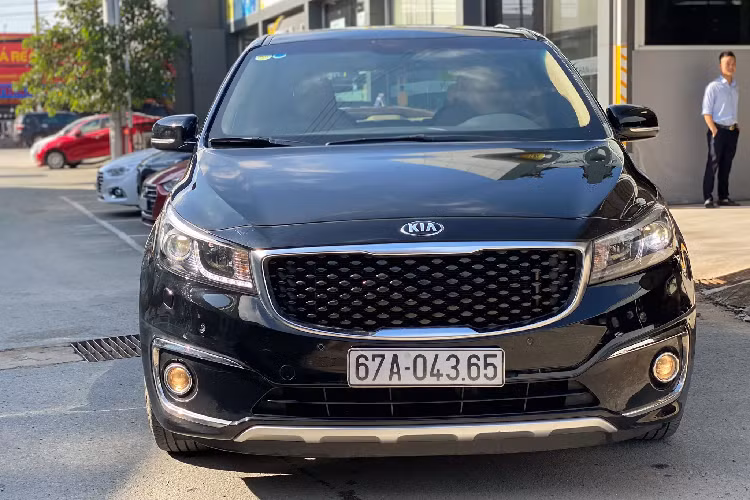 Khảo sát thị trường xe cũ, có thể thấy những chiếc Kia Sedona máy xăng 3.3 V6 sẽ mất giá khá nhiều so với khi mua mới lăn bánh gần 1,6 tỷ đồng. Điển hình như chiếc Sedona đời 2015 trong bài này. Sau khi lăn bánh 92.000km, chiếc Sedona này đang được chào bán với giá 748 triệu đồng, có thể thấy, sau khi lăn bánh khoảng 5 năm, chủ xe Sedona đã “lỗ” hơn 700 triệu đồng.