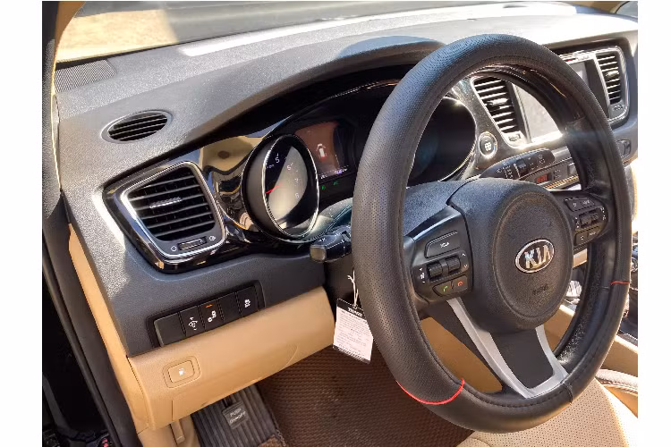 Mẫu xe MPV Kia Sedona được giới thiệu tại thị trường Việt Nam với cả hai phiên bản động cơ xăng V6 3.3L và dầu 4cyl 2.2L. Trong đó, phiên bản động cơ xăng này là loại động cơ V6 3.3L hút khí tự nhiên sản sinh công suất 266 mã lực tại vòng tua 6.400 vòng/phút và mô-men xoắn cực đại 318Nm tại vòng tua 5.200 vòng/phút.