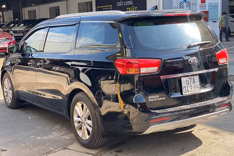 Tại thị trường Việt Nam, Kia Sedona là mẫu xe bán chạy hàng đầu phân khúc MPV 7 chỗ cỡ lớn nhờ lợi thế lắp ráp trong nước (THACO), đa dạng phiên bản, trang bị tốt trong tầm giá. Hiện tại mẫu xe này không có đối thủ xứng tầm khi Toyota Sienna không được phân phối chính hãng, còn Honda Odyssey đã ngừng phân phối vì giá cao, doanh số khiêm tốn.
