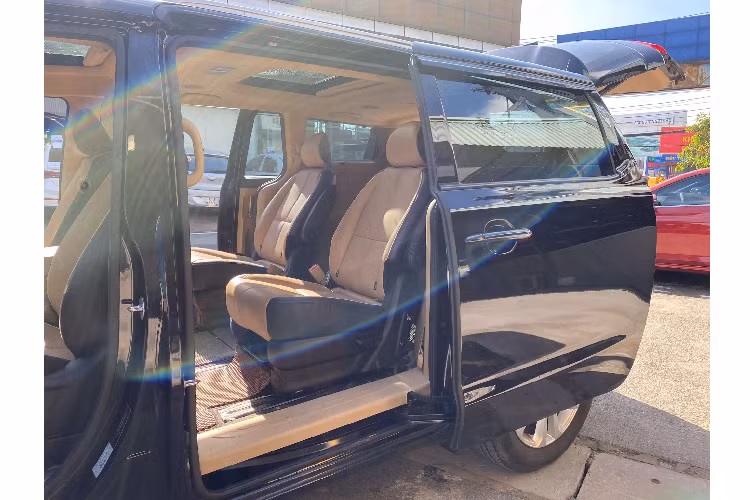 Xe sở hữu bộ mâm hợp kim nhôm kích thước 18 inch đi cùng lốp xe (235/60R18), gương chiếu hậu điều chỉnh điện, gập điện tích hợp đèn LED báo rẽ. Nội thất Sedona thiết kế đề cao sự tiện dụng, rộng rãi và thoải mái cho cả gia đình, cả hai hàng ghế phía sau được sắp xếp linh hoạt đáp ứng nhiều nhu cầu sử dụng của gia đình, đây chính là thế mạnh được người dùng đánh giá cao về Sedona. Xe được trang bị ghế xe bọc Da cao cấp với các đường chỉ màu đỏ nổi bật, ghế lái được điều chỉnh điện.