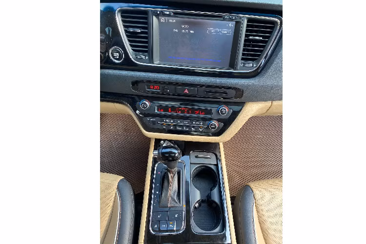 Trong khi phiên bản động cơ dầu trang bị động cơ 2.2L còn lại có công suất 190 mã lực tại vòng tua 3.800 vòng/phút và mô-men xoắn cực đại 440 Nm tại dải vòng tua 1.750~2.750 vòng/phút. Cả hai phiên bản đều đi kèm hộp số tự động 8 cấp (8 AT) và hệ dẫn động cầu trước (FWD). Ngoại thất xe mang thiết kế khá bền dáng, trang bị lưới tản nhiệt hình tổ ong. Phần đầu xe sử dụng cụm đèn pha HID dạng thấu kính cùng dải đèn LED ban ngày hiện đại. Cản trước được hạ thấp với tấm ốp nhựa màu sáng, cùng đường viền crom sáng ôm lấy đèn sương mù dạng Projector.