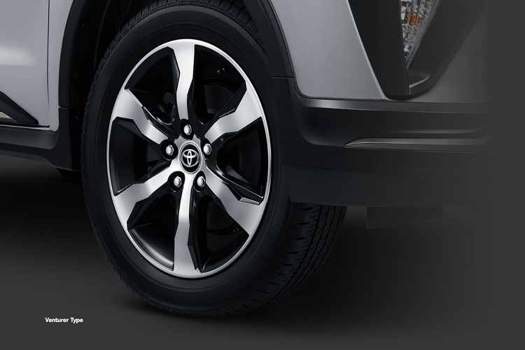 Kijang Innova 2021 được phân phối với 5 phiên bản, gồm G, G Luxury, V, V Luxury và Venturer. Tùy chọn động cơ xăng có trên cả 5 phiên bản trong khi động cơ diesel là tùy chọn trên bản G, V và Venturer. Nội thất của Kijang Innova 2021 gồm màn hình trung tâm 8 inch, kết nối Bluetooth, USB, màn hình đa thông tin 4,2 inch trong bảng đồng hồ. Các trang bị an toàn gồm 7 túi khí, phanh ABS/EBD, cân bằng điện tử, hỗ trợ khởi hành ngang dốc...