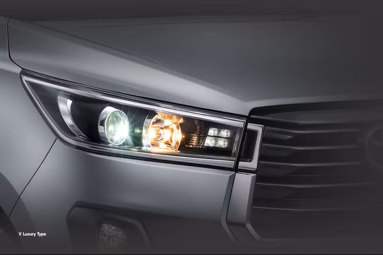 Tiếp theo là động cơ diesel tăng áp 4 xy-lanh 2.4L, sản sinh công suất 146 mã lực tại 3.400 vòng/phút và mô-men xoắn 342 Nm tại 1.200-2.800 vòng/phút. Cả 2 tùy chọn động cơ đều đi kèm hộp số sàn 5 cấp hoặc số tự động 6 cấp.