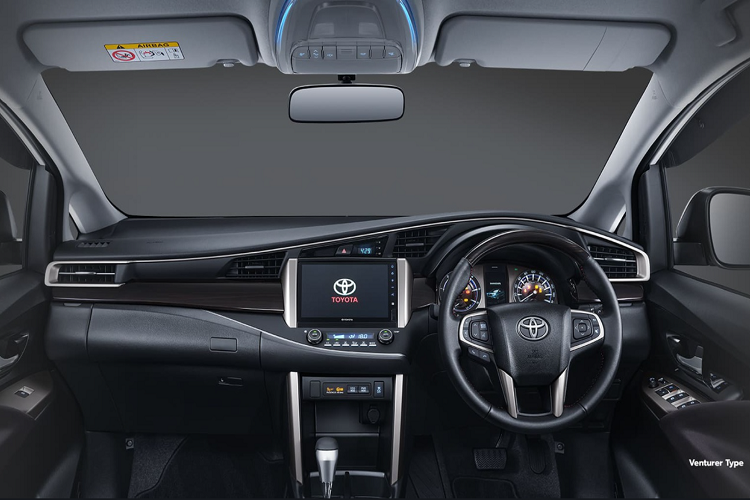 Khác với Việt Nam, Kijang Innova 2021 tại Indonesia có đến 2 tùy chọn động cơ. Đầu tiên là động cơ xăng 4 xy-lanh 2.0L, sản sinh công suất 136 mã lực tại 5.600 vòng/phút và mô-men xoắn 183 Nm ở 4.000 vòng/phút. Đây cũng là phiên bản động cơ duy nhất của Innova tại Việt Nam.