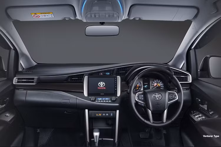 Khác với Việt Nam, Kijang Innova 2021 tại Indonesia có đến 2 tùy chọn động cơ. Đầu tiên là động cơ xăng 4 xy-lanh 2.0L, sản sinh công suất 136 mã lực tại 5.600 vòng/phút và mô-men xoắn 183 Nm ở 4.000 vòng/phút. Đây cũng là phiên bản động cơ duy nhất của Innova tại Việt Nam.