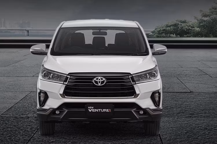 Trên phiên bản nâng cấp, Kijang Innova thế hệ mới có lưới tản nhiệt hình thang ngược kích thước nhỏ hơn và được viền chrome. Lưới tản nhiệt mới được loại bỏ các thanh mạ chrome trên đời cũ, mang đến cái nhìn mạnh mẽ hơn. Phiên bản V và V Luxury sử dụng đèn LED projector.