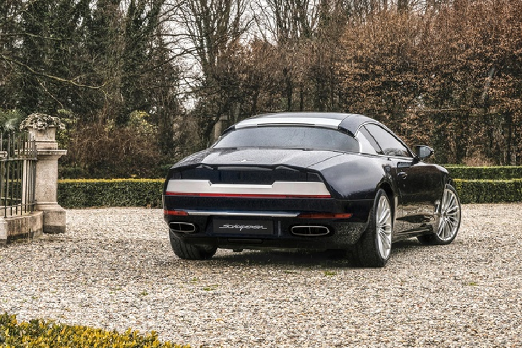 Touring Superleggera cho biết chiếc Sciadipersia được làm thủ công để giới hạn số lượng sản xuất, bao gồm phiên bản coupe và mui trần, cả hai phiên bản đều có cấu hình 4 ghế ngồi. Sẽ chỉ có tổng cộng 15 chiếc được sản xuất trong thời gian 6 tháng.