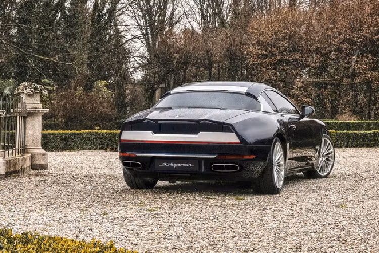 Touring Superleggera cho biết chiếc Sciadipersia được làm thủ công để giới hạn số lượng sản xuất, bao gồm phiên bản coupe và mui trần, cả hai phiên bản đều có cấu hình 4 ghế ngồi. Sẽ chỉ có tổng cộng 15 chiếc được sản xuất trong thời gian 6 tháng.