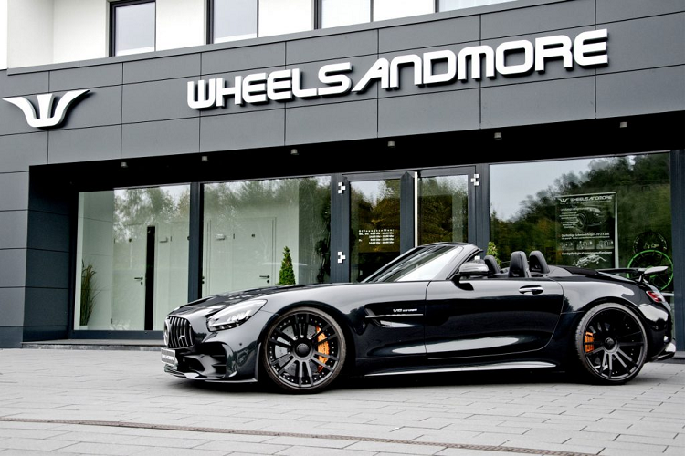 Bên ngoài, ngoại thất của siêu xe Mercedes-AMG GT R Roadster được nâng cấp nhẹ với bộ mâm sáu chấu kép, sơn đen mờ. Bộ mâm đẹp mắt này có kích thước 20 inch ở bánh trước và 21 inch ở bánh sau, đi cùng bộ lốp kích thước 275/30 và 325/25. Theo như công bố của Wheelsandmore, bộ mâm này, cùng lốp xe và các cảm biến đi kèm sẽ được bán với giá 12.845 USD.