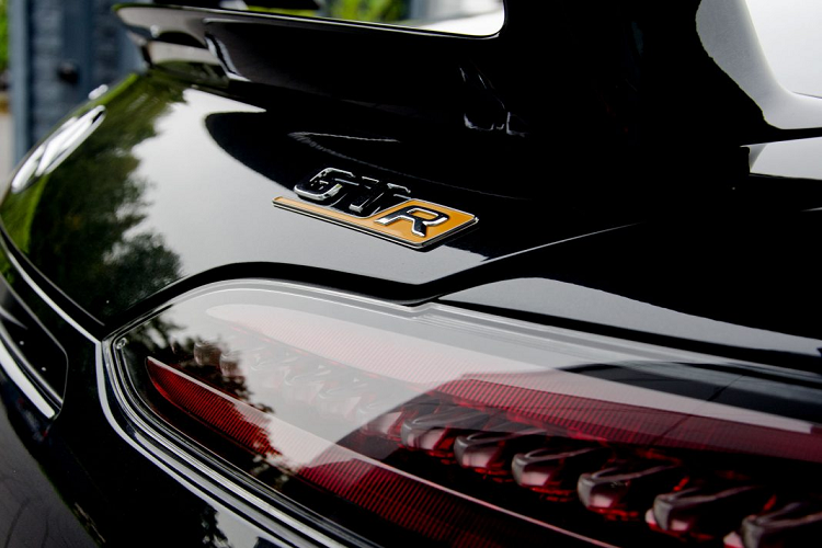 Gói độ xe Mercedes-AMG GT R Roadster cấp cao cấp nhất sẽ được hãng bán với giá 18.658 USD. Thêm vào đó, hãng độ cho biết chiếc xe có thể dễ dàng đạt hơn 800 mã lực nhưng họ là cho rằng sức mạnh đó có thể gây hại đến xe cũng như không thể thuận tiện cho việc điều khiển nó.