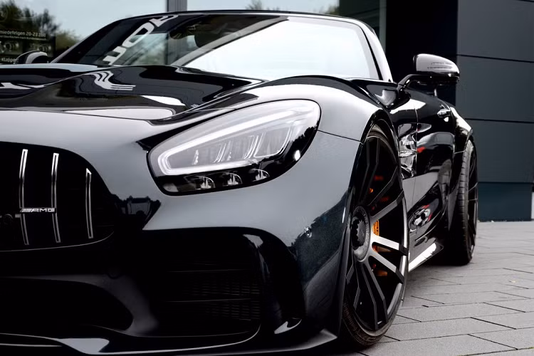 Ngoài việc nâng cấp bộ mâm xe mới, phần “more” trong tên hãng độ mang đến cho chiếc Mercedes-AMG GT R Roadster mới này ba gói nâng cấp hiệu năng khác nhau.