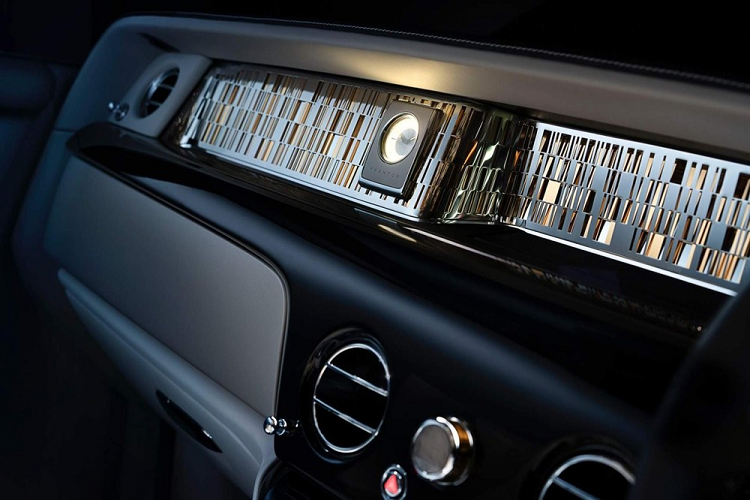 Vòng ra bên hông xe, Rolls-Royce Phantom Tranquillity mới xuất hiện tại Việt Nam có bộ mâm đa chấu kép mạ crôm nhưng viền chụp mâm lại hoàn thành màu trắng, đây là đặc điểm riêng biệt của xe siêu sang Rolls-Royce Phantom Tranquillity.