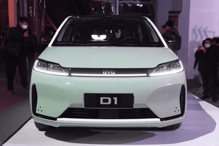 Đây là một bước phát triển rất thú vị khi BYD quyết định phát triển một mẫu xe hoàn toàn mới với DiDi, công ty dịch vụ gọi xe trực tuyến lớn nhất Trung Quốc. Do vậy, BYD-DiDi D1 2021 mới cho nhiệm vụ taxi với một cánh cửa trượt ở phía bên phải, và một cánh cửa thông thường ở bên trái, nhờ đó mà hành khách có thể bước vào cabin phía sau một cách dễ dàng.