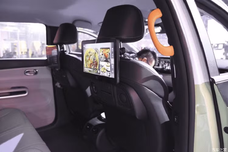 Các tài xế taxi đăng ký với DiDi sẽ có cơ hội thuê D1 trước tiên, và công ty sẽ bắt đầu một chương trình vận hành thử nghiệm ở thành phố Trường Sa, tỉnh Hồ Nam. Mẫu xe taxi mới mẻ này có trang bị một mô tơ điện đơn lẻ với công suất 136 mã lực, nhưng chưa rõ cụm pin có dung lượng bao nhiêu và cự li di chuyển thế nào.