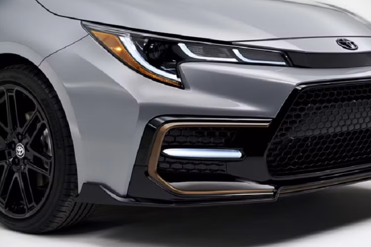 Bên dưới nắp ca-pô, Toyota Corolla Apex Edition 2021 sử dụng động cơ Dynamic Force 2.0L, sản sinh công suất tối đa 169 mã lực và 204 Nm mô-men xoắn cực đại. Sức mạnh này được truyền xuống thông qua hộp số Dynamic Shift CVT.