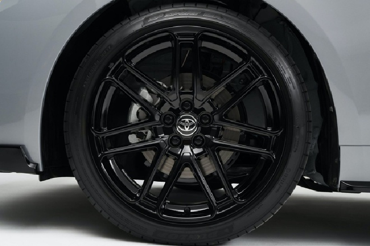 Ngoài ra, Toyota Corolla Apex Edition 2021 cũng được trang bị hệ thống giảm xóc mới với thanh ổn định tăng độ cứng vững, bộ đệm giảm xóc nâng cấp giúp mang tới hiệu quả chống lật tương ứng 47% ở phía trước và 33% ở phía sau.