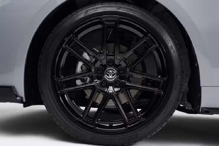 Ngoài ra, Toyota Corolla Apex Edition 2021 cũng được trang bị hệ thống giảm xóc mới với thanh ổn định tăng độ cứng vững, bộ đệm giảm xóc nâng cấp giúp mang tới hiệu quả chống lật tương ứng 47% ở phía trước và 33% ở phía sau.