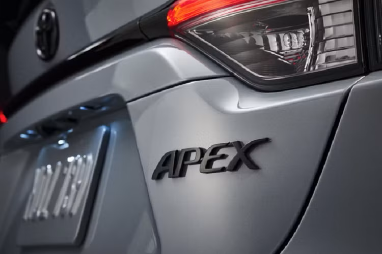 Về ngoại thất, Corrola Apex Edition 2021 sẽ mang tới sự khác biệt và thể thao hơn hẳn so với các phiên bản khác nhờ bộ body-kit hầm hố mới màu đen kết hợp các chi tiết trang trí màu đồng. Bên cạnh đó, là một chiếc xe thể thao đường phố.