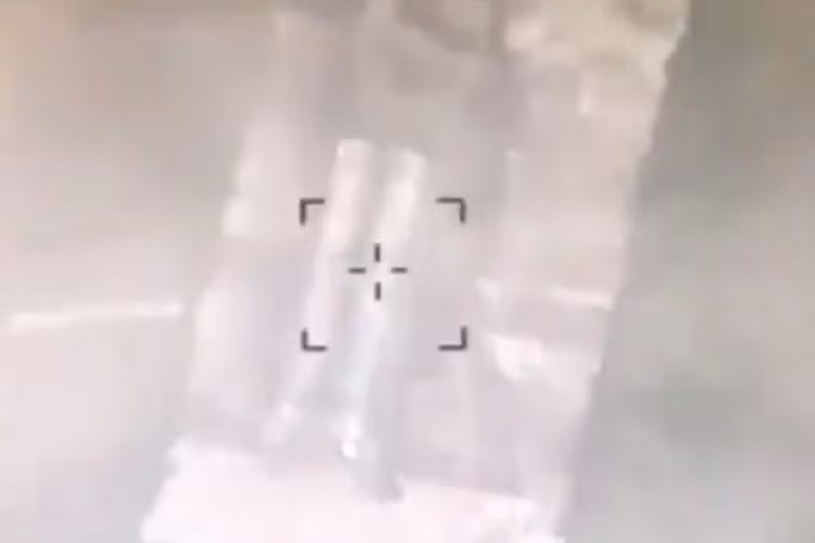 Những hình ảnh công bố sau đó cho thấy, UAV theo dõi tổ hợp S-300 trong thời gian ngắn trước khi lao xuống. Hình ảnh dừng lại chỉ vài tích tắc trước thời điểm va chạm, cho thấy nhiều khả năng đòn đánh được thực hiện bởi UAV tự sát.