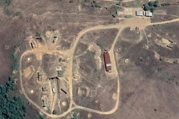 Tuy vậy đây là hệ thống phòng thủ tầm trung và xa, nên nó lại không có khả năng chống đỡ được các mục tiêu nhỏ và bay thấp như UAV chiến đấu.