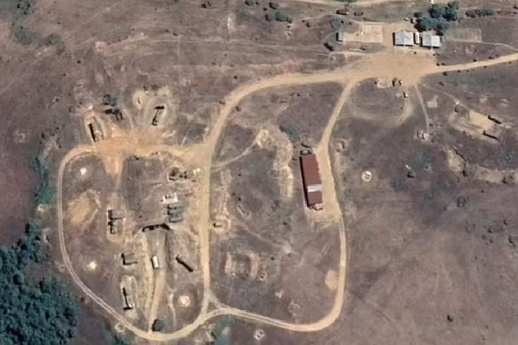 Tuy vậy đây là hệ thống phòng thủ tầm trung và xa, nên nó lại không có khả năng chống đỡ được các mục tiêu nhỏ và bay thấp như UAV chiến đấu.