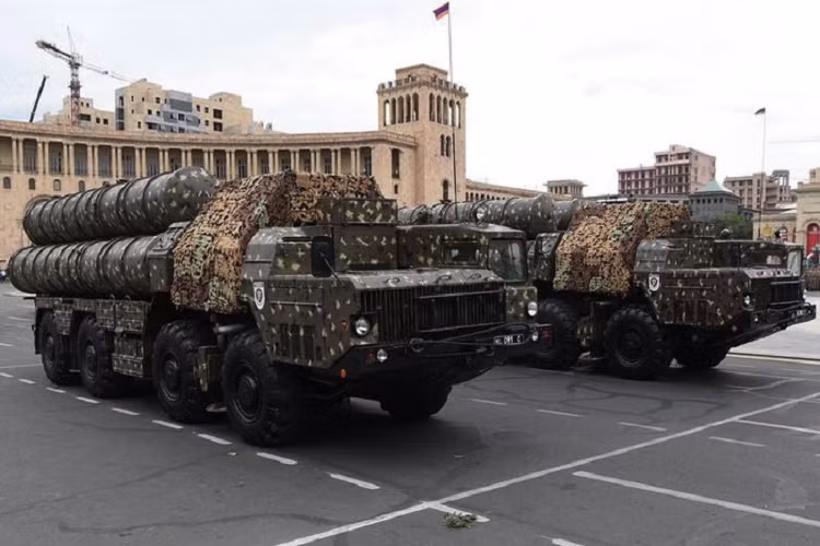 Chính vì vậy, mỗi khi S-300 thậm chí S-400 triển khai, Nga đều cho các hệ thống phòng thủ tầm ngắn như Pantsir-S1 bảo vệ. Việc S-300 Armenia không có các hệ thống phòng thủ tầm gần bảo vệ khiến nó trở thành mục tiêu dễ bị tiêu diệt bởi các UAV cảm tử từ đối phương. 