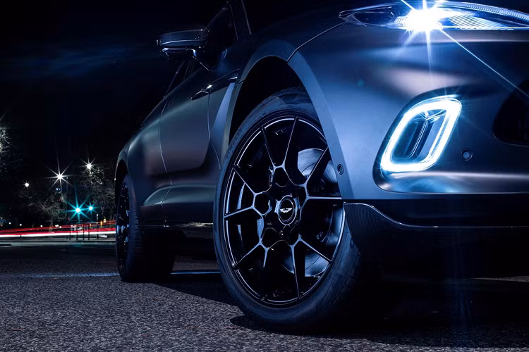 Chiếc Aston Martin DBX độ khủng trong ảnh sẽ được trưng bày tại Geneva Motor Show 2020. SUV được cá nhân hóa một số chi tiết, gồm lớp sơn xám Satin Xenon Grey, la-zăng 22 inch sơn đen bóng, gói ngoại thất sợi carbon và bệ cửa sơn đen.