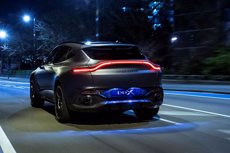 Aston Martin sẽ mang tới Geneva Motor Show 2020 phiên bản DBX cá nhân hóa do bộ phận Q thực hiện. Khách hàng có thể chọn một trong 3 gói cá nhân hóa, gồm Commission, Collection, và Accessories.