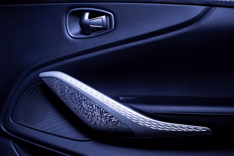 Hãng siêu xe Anh cũng sử dụng chất liệu sợi carbon cho khu trung tâm và ốp cửa. Riêng bảng điều khiển sử dụng tới 280 lớp sợi carbon, cần tới 90 giờ để hoàn thành.