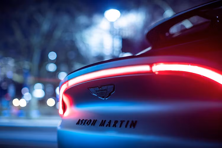 Giá xe Aston Martin DBX bản tiêu chuẩn bán ra khởi điểm 189.900 USD tại thị trường Mỹ. Tuy chưa công bố giá bán nhưng chắc chắn phiên bản cá nhân hóa của Q sẽ đắt hơn nhiều.