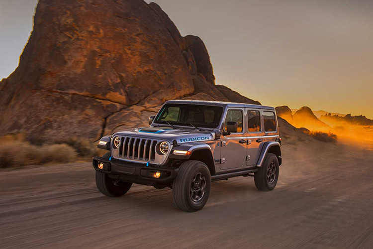 Tất cả 3 bản xe đều có những chi tiết mang màu xanh lam để thể hiện mình có tính năng chạy điện. Giá xe Jeep Wrangler 4xe 2021 chưa được công bố chính thức, nó sẽ tới tay người tiêu dùng trong đầu năm sau và mức bán ra cụ thể cũng sẽ được công bố gần thời điểm đó.