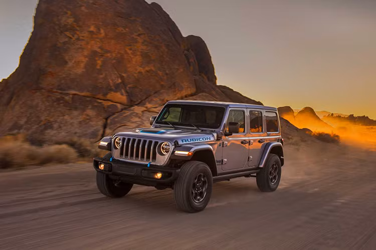 Tất cả 3 bản xe đều có những chi tiết mang màu xanh lam để thể hiện mình có tính năng chạy điện. Giá xe Jeep Wrangler 4xe 2021 chưa được công bố chính thức, nó sẽ tới tay người tiêu dùng trong đầu năm sau và mức bán ra cụ thể cũng sẽ được công bố gần thời điểm đó.