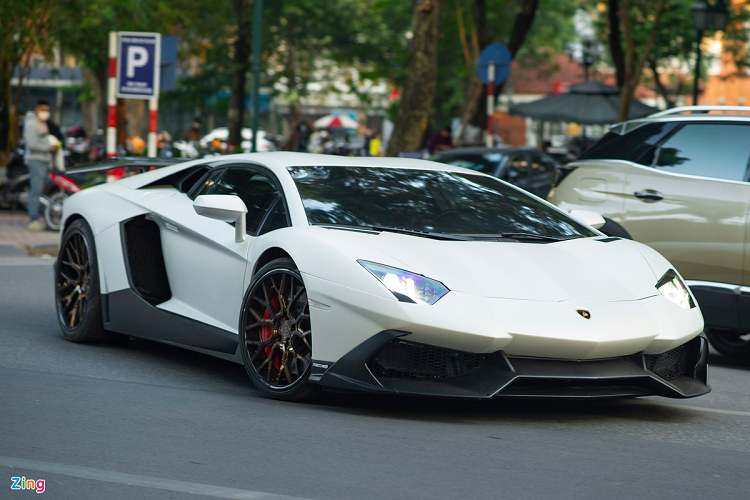 Tại TP.HCM, giới siêu xe vẫn nhộn nhịp hàng tuần với những siêu phẩm mới hay những buổi tụ họp "trăm tỷ". Ở chiều ngược lại, giới siêu xe Hà Nội khá im ắng. Cuối tuần qua, đường phố Hà Nội bất ngờ nhộn nhịp với sự xuất hiện của hơn 10 siêu xe, xe siêu sang.