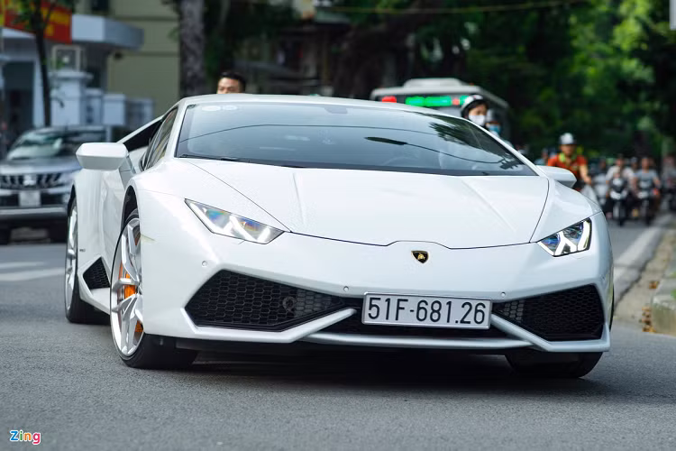 Theo sau chiếc Aventador là một siêu bò khác - Huracan LP 610-4. Đây là chiếc Huracan chính hãng thứ 2 được phân phối tại Việt Nam. Xe được trang bị động cơ V10 5.2L, sản sinh công suất 610 mã lực. Huracan mất 3,2 giây để tăng tốc 0-100 km/h. Ở thời điểm về nước, siêu bò này có giá hơn 14 tỷ đồng.
