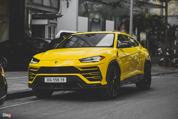 Bên cạnh những siêu xe 2 cửa, giới chơi xe Việt còn chuộng mẫu SUV đến từ Lamborghini. Chiếc Urus sở hữu màu ngoại thất vàng Giallo Auge - màu đặc trưng của dòng siêu SUV này. Xe sở hữu khá nhiều chi tiết bằng carbon ở ngoại thất như viền hốc bánh, cản trước/sau, cánh gió cố định phía sau, viền hốc gió trước... Urus sử dụng động cơ tăng áp kép V8 4.0L mạnh 650 mã lực và mô-men xoắn cực đại 850 Nm.