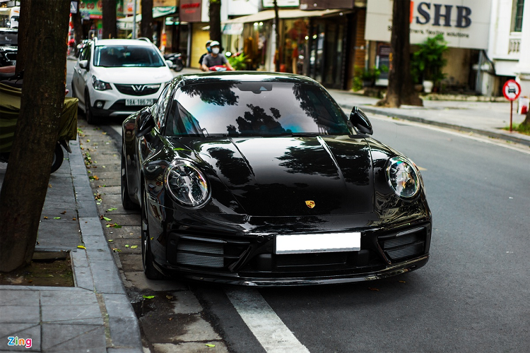 Những mẫu xe đáng chú ý khác xuất hiện tại Hà Nội gồm Aston Martin Rapide S, Bentley Mulsanne EWB đầu tiên Việt Nam, Rolls-Royce Cullinan và Porsche 991 Carrera S.