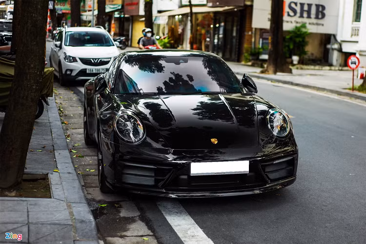 Những mẫu xe đáng chú ý khác xuất hiện tại Hà Nội gồm Aston Martin Rapide S, Bentley Mulsanne EWB đầu tiên Việt Nam, Rolls-Royce Cullinan và Porsche 991 Carrera S.