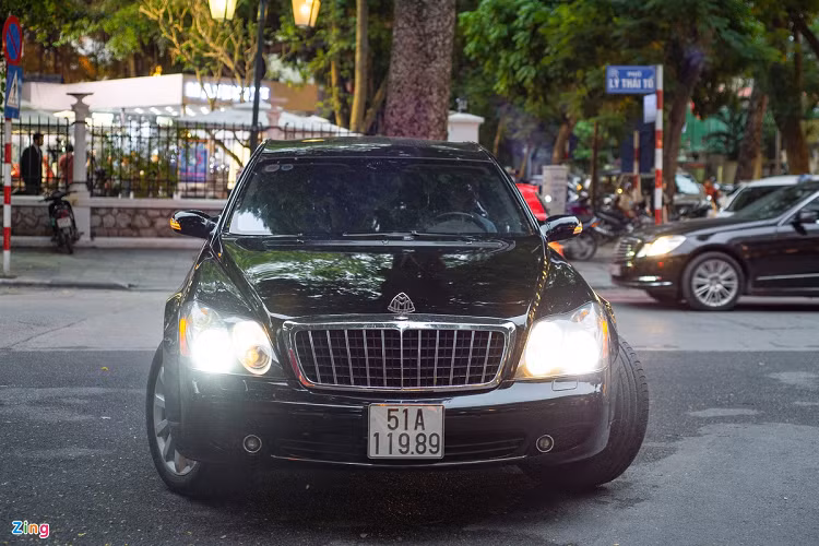 Ở giai đoạn đầu của giới siêu xe Việt, Maybach 62S là một trong 2 mẫu xe siêu sang được săn đón nhất, bên cạnh xe siêu sang Rolls-Royce Phantom. Kiểu dáng có phần giống với Mercedes-Benz S-Class khiến Maybach 62S không được lòng nhiều đại gia Việt. Sedan siêu sang sở hữu động cơ V12 6.0L, sản sinh công suất 612 mã lực và mô-men xoắn 1.000 Nm. 