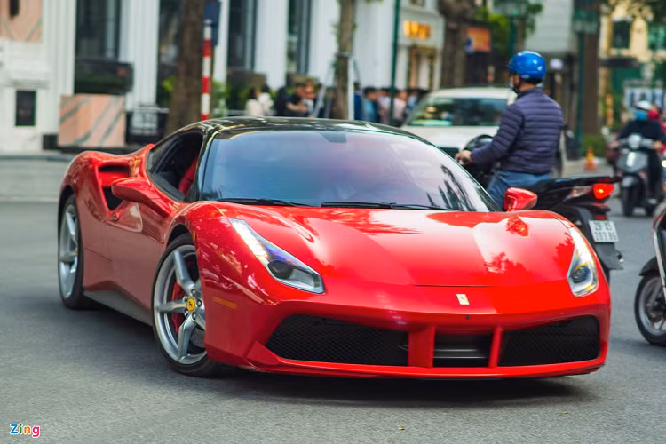 Là đối thủ trực tiếp của Lamborghini Huracan, Ferrari 488 có số lượng khá đông đảo tại Việt Nam - hơn 11 chiếc. Trong ảnh là chiếc 488 GTB với màu đỏ Rosso Corsa đặc trưng của Ferrari. Mới đây, siêu phẩm trong dòng 488 là chiếc 488 Pista Spider vừa được mang về Việt Nam. Ferrari 488 GTB sử dụng động cơ tăng áp kép V8 3.9L, sản sinh công suất 660 mã lực và mô-men xoắn 760 Nm. Siêu xe có thể tăng tốc 0-100 km/h trong 3 giây trước khi đạt tốc độ tối đa 330 km/h.