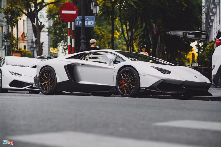 Aventador sử dụng khối động cơ V12 dung tích 6.5L cho ra công suất 700 mã lực và mô-men xoắn 690 Nm. Thông qua hộp số 7 cấp ISR và hệ dẫn động 4 bánh, siêu bò có thể tăng tốc 0-100 km/h trong 2,9 giây, tốc độ tối đa 350 km/h.