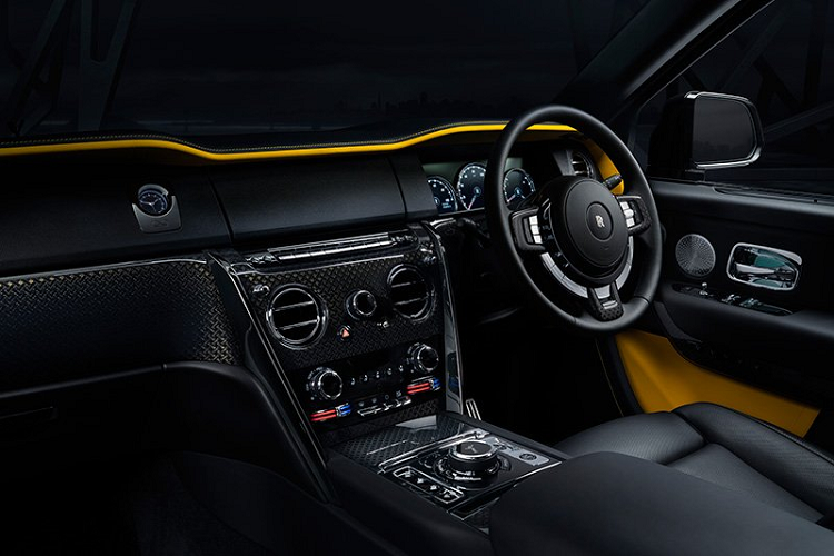 Khoang nội thất Rolls-Royce Cullinan độ phong cách Black Badge vẫn như ban đầu. Theo đó, khoang lái của xe vẫn sử dụng những vật liệu cao cấp như da bò ở bảng táp-lô, ghế xe, táp-li. Mặc dù kích thước tổng thể lớn nhưng Cullinan chỉ có 4 ghế ngồi phong cách thương gia, các vị trí ghế đều có bệ tỳ tay ốp gỗ Veneer tạo thành những đường vân ấn tượng.