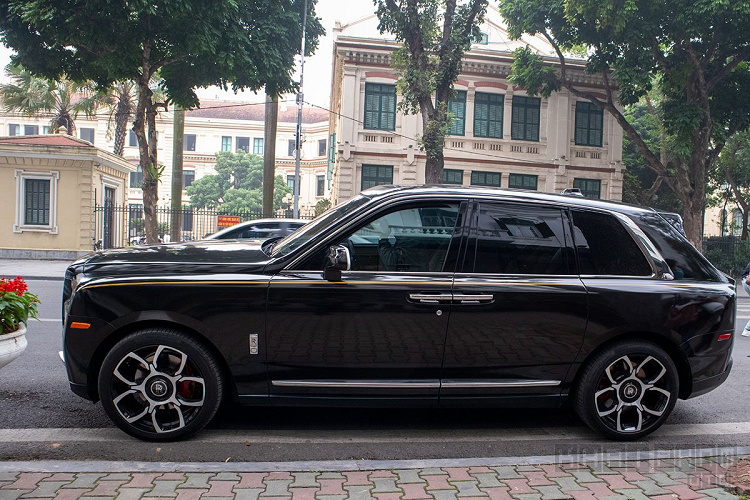 Giá xe Rolls-Royce Cullinan tại Việt Nam khi mới được đưa về nước được đại lý tư nhân chào bán ở mức 41 tỷ đồng nhưng theo thông tin mới thì xe nhập khẩu chính hãng trong năm nay chỉ còn khoảng 32 tỷ đồng.